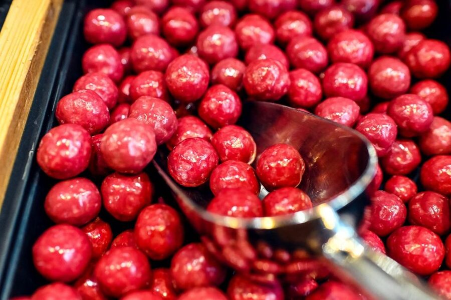 Paris: Chocolate and Pastry Tour with Tastings - Finishing near Sacré-Cœur with macarons