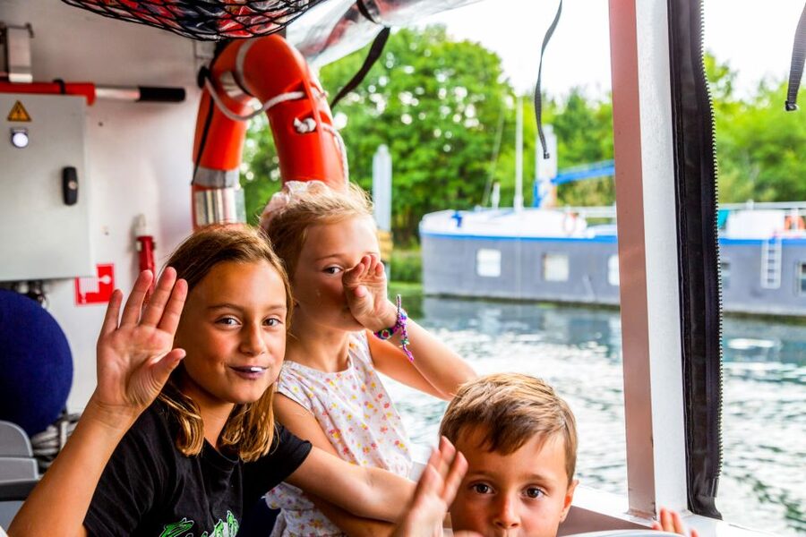 Paris: City and River Seine Tour on an Amphibious Bus - The city route: Eiffel Tower to the Champs-Élysées