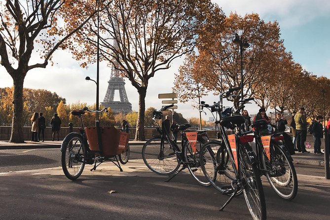 Paris: City Bike Tour on a Dutch Bike - A pause beside the Seine at Quai d’Orsay