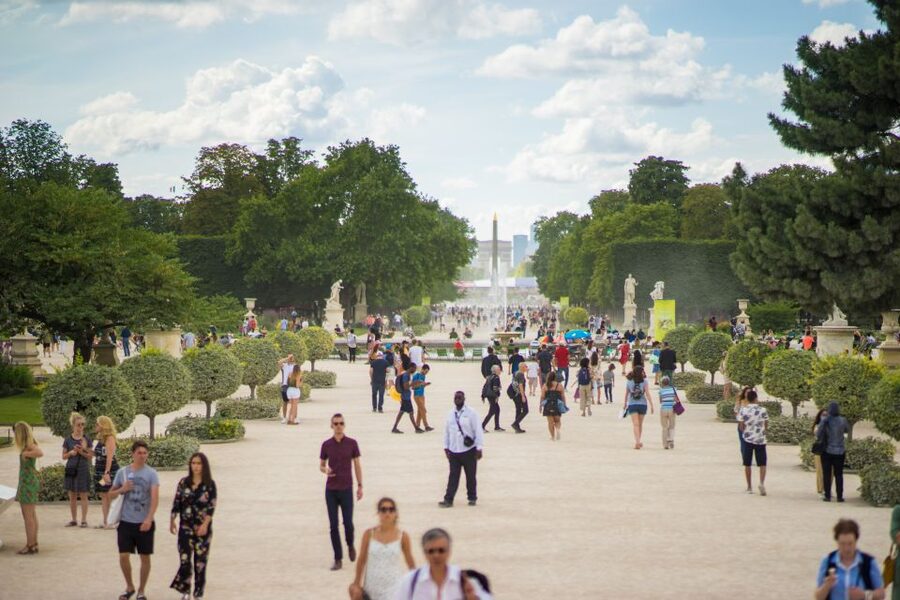 Paris: City Center Group Tour in German - Walking the Tuileries Garden toward the Louvre
