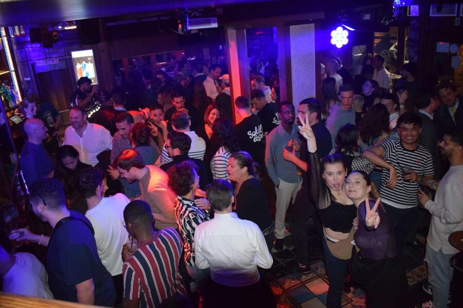 Paris: City Center Guided Pub Crawl with Shots & Club Entry - Dress rules and practical preparation