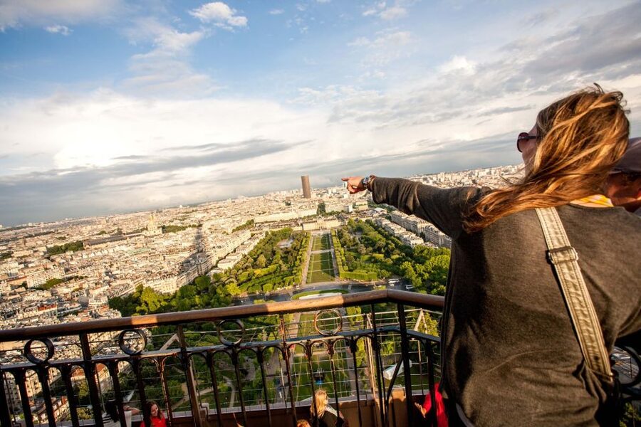 Paris: City Tour by Bus with Eiffel Tower & Optional Summit - The bus ride through illuminated Paris