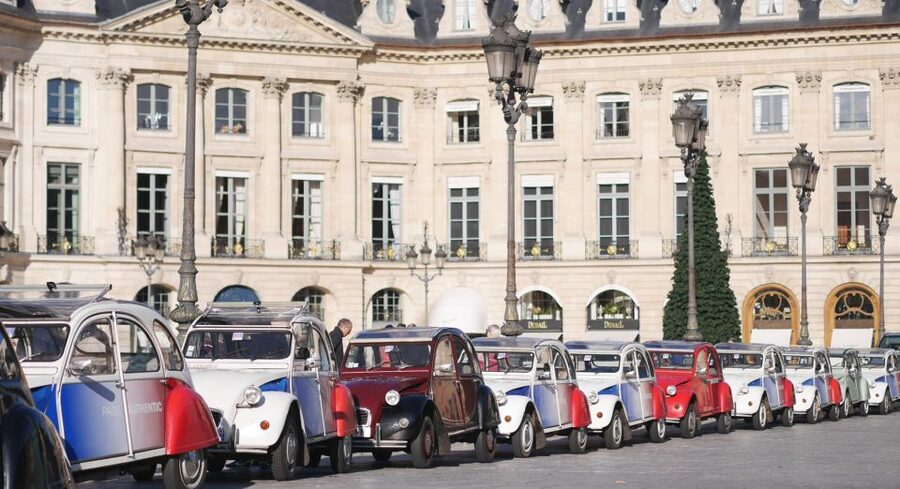Paris: Classic Sites Tour by Vintage Citroen 2CV - Ile de la Cité and Notre-Dame