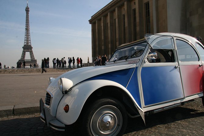 Paris Classic tour in 2CV - Seeing the Eiffel Tower from the road
