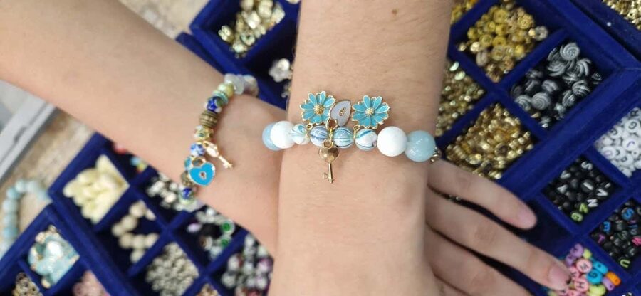 Paris: Custom Souvenir Bracelet Workshop - What happens during the one-hour bracelet workshop
