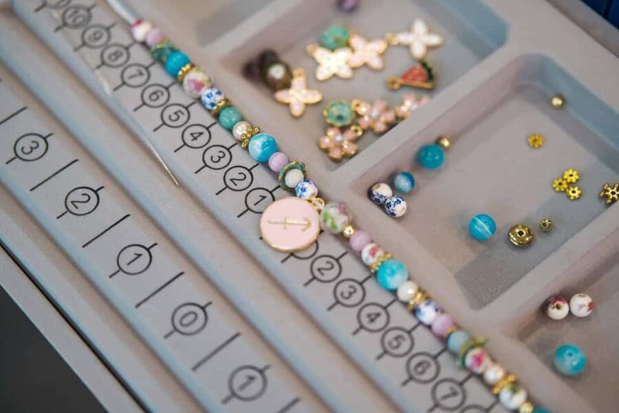 Paris: Custom Souvenir Bracelet Workshop - Languages, cancellation, and small practical points