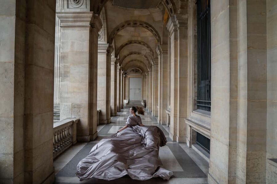 Paris: Eiffel Tower Flying-Dress Photoshoot jonadress - Who will enjoy this most?