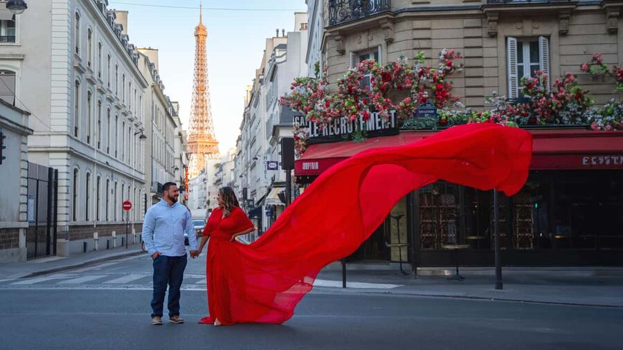 Paris: Eiffel Tower Flying-Dress Photoshoot jonadress - Two photographers and hands-on posing help