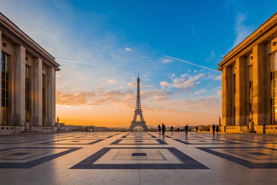 Paris: Eiffel Tower Guided Tour|Summit & second floor access - Meeting at the Eiffel Tower and getting oriented