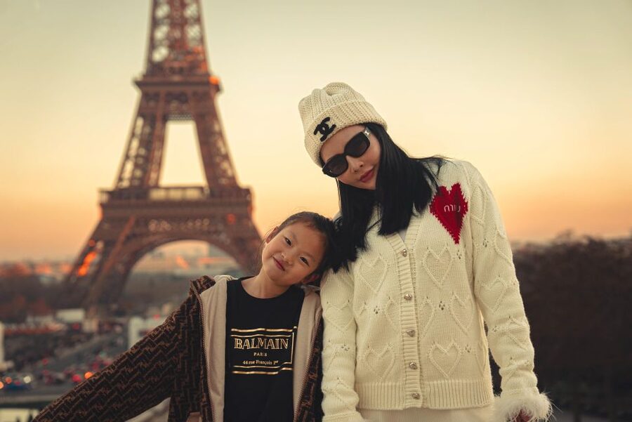 Paris: Eiffel Tower & Louvre Private Photoshoot - Photo delivery, editing, and what you receive