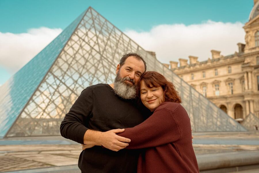 Paris: Eiffel Tower & Louvre Private Photoshoot - Who should book this Paris photoshoot?