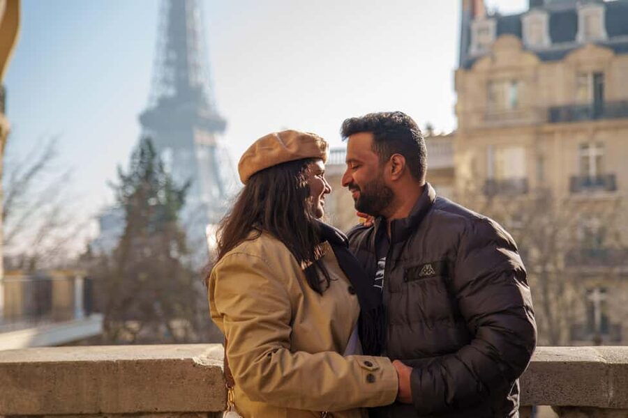 Paris: Eiffel Tower Photoshoot with a Professional - What happens during the one-hour session
