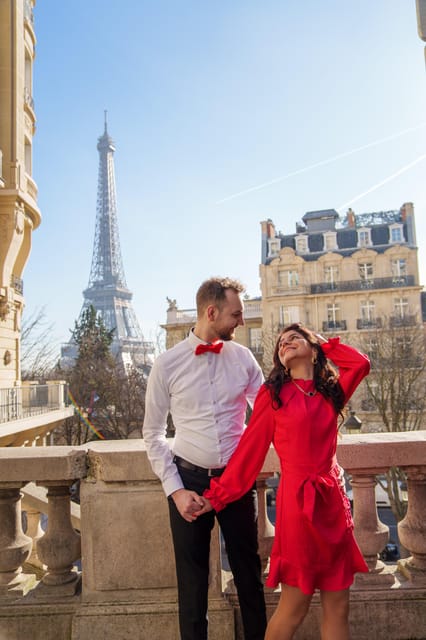Paris: Eiffel Tower Photoshoot with a Professional - Posing help is the real service