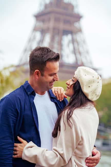 Paris: Eiffel Tower Photoshoot with a Professional - Meeting your photographer near the Eiffel Tower