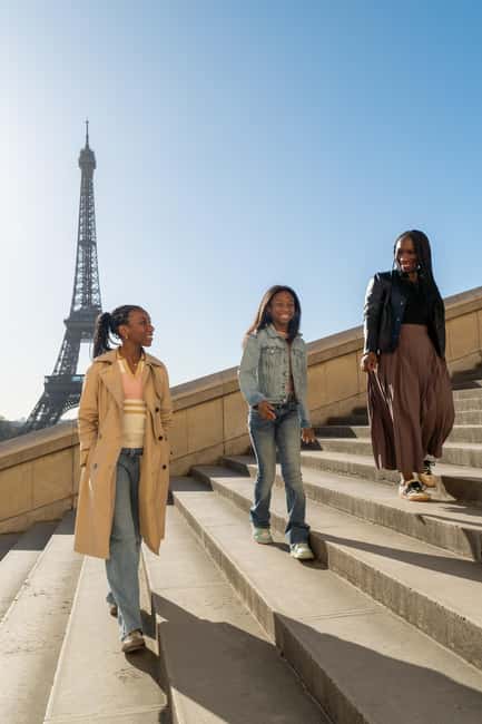 Paris: Eiffel Tower Private Professional Photoshoot - The limits of 30 minutes