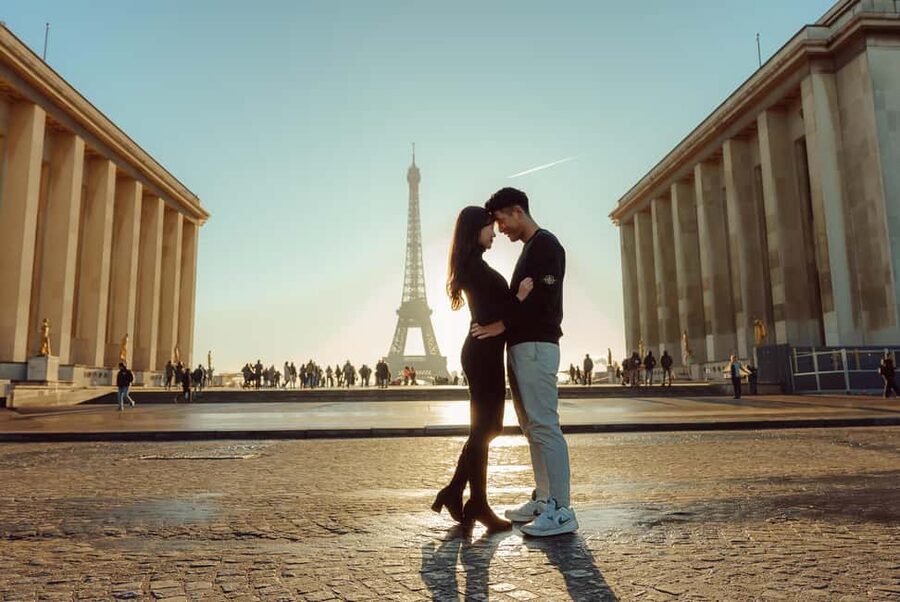 Paris: Eiffel Tower Street Photoshoot - The 30-minute Eiffel Tower photo stop