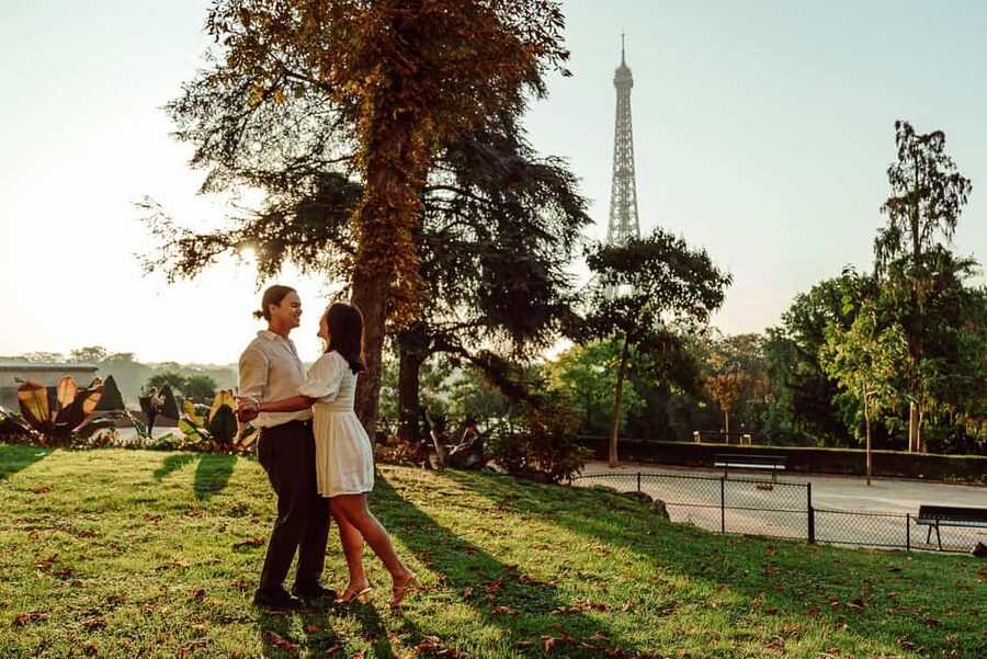 Paris: Eiffel Tower Street Photoshoot - Including Instagram reels and personal requests