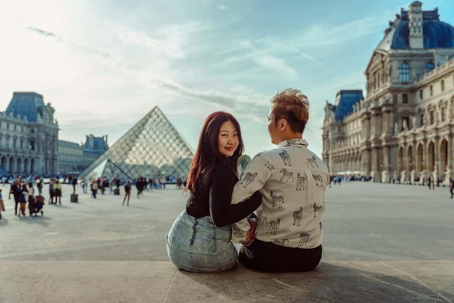 Paris: Eiffel Tower Street Photoshoot - Language, privacy, and practical planning