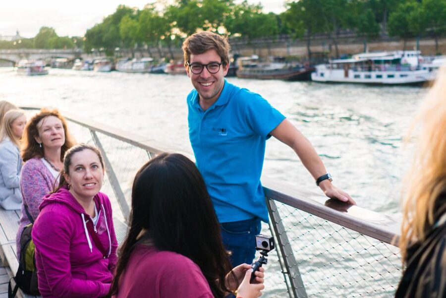 Paris: Evening Bike and Boat Tour - From Notre-Dame to the Louvre’s illuminated pyramids