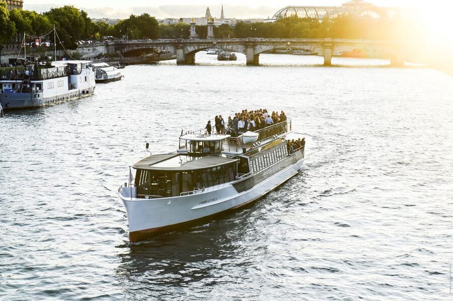 Paris: Evening River Cruise with Music - What the one-hour length means