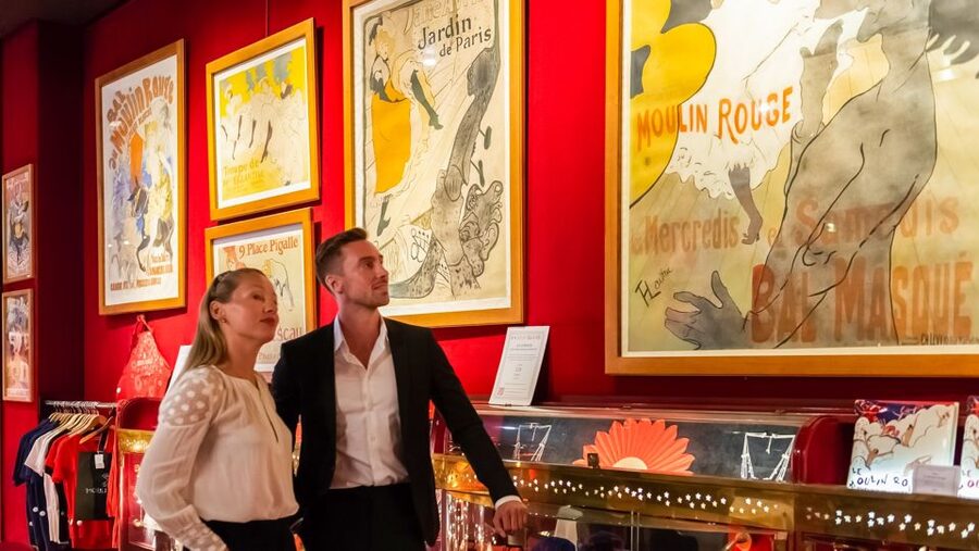 Paris: Evening Sightseeing Tour and Moulin Rouge Show - Seating, sightlines, and the late show