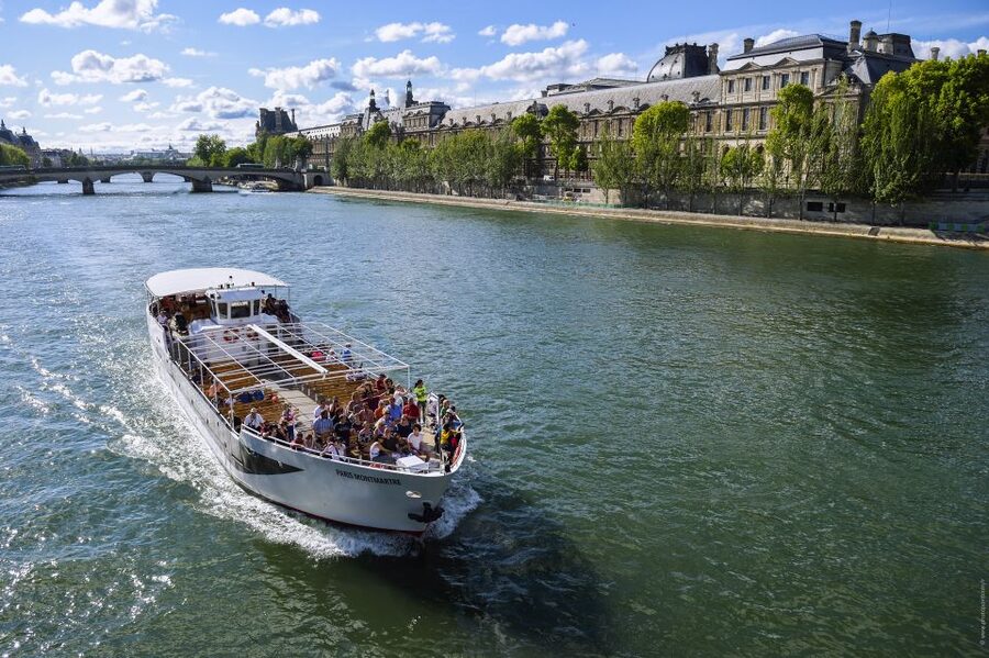 Paris: Family-Friendly River Seine Guided Cruise - The river views and the changing Paris panorama