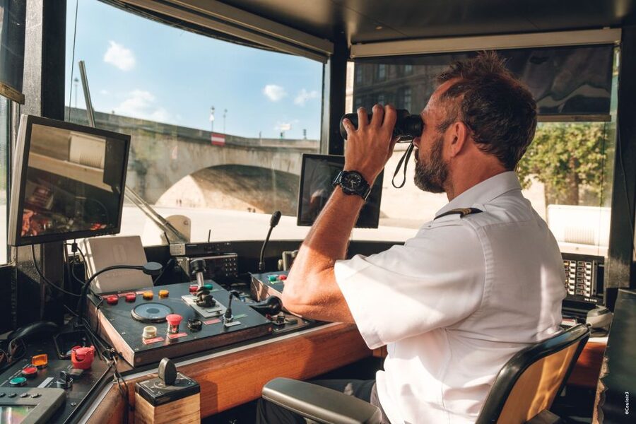 Paris: Family-Friendly River Seine Guided Cruise - Snacks, crêpes, drinks, and a useful toilet break
