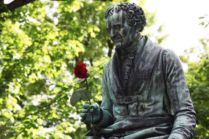 Paris: Famous Graves of Pere Lachaise Cemetery Guided Tour - Why Père Lachaise works best with a guide