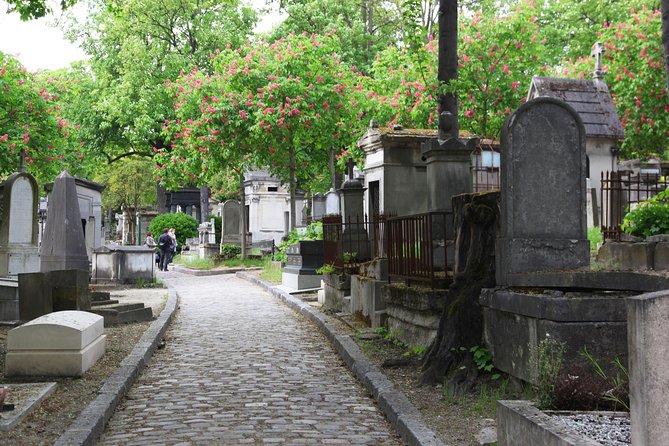 Paris: Famous Graves of Pere Lachaise Cemetery Guided Tour - The famous graves: Morrison, Wilde, Chopin, and Piaf