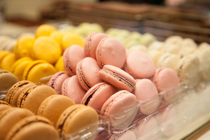 Paris French Sweets Tasting Tour with Pastries and Chocolates - How the small group changes the walk