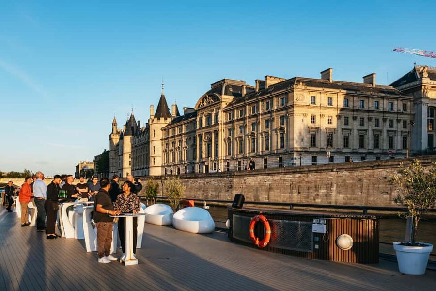 Paris: Gourmet Dinner Cruise on Seine River with Live Music - Live music, service, and the evening mood