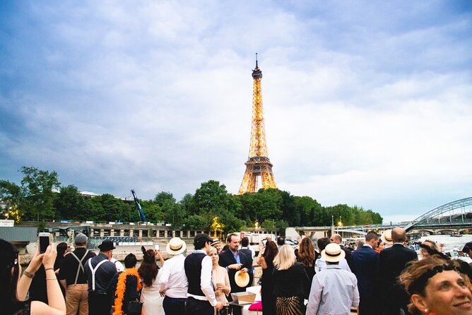 Paris Gourmet Dinner Seine River Cruise with Singer and DJ Set - Boarding at the Seine: allow extra time