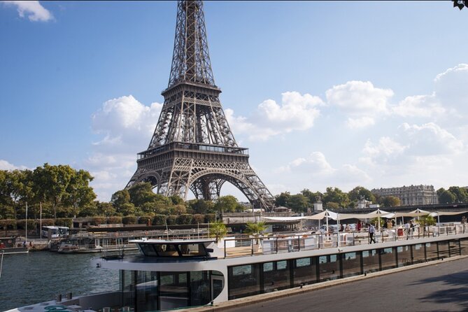 Paris Gourmet Dinner Seine River Cruise with Singer and DJ Set - Île aux Cygnes and the Statue of Liberty