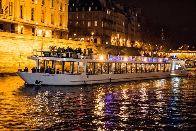 Paris Gourmet Dinner Seine River Cruise with Singer and DJ Set - Dinner: attractive presentation, mixed results