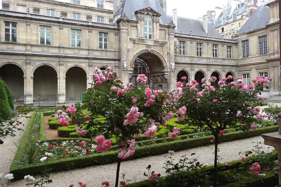 Paris: Guided tour of Marais in German - Why a private German tour can be worth $94