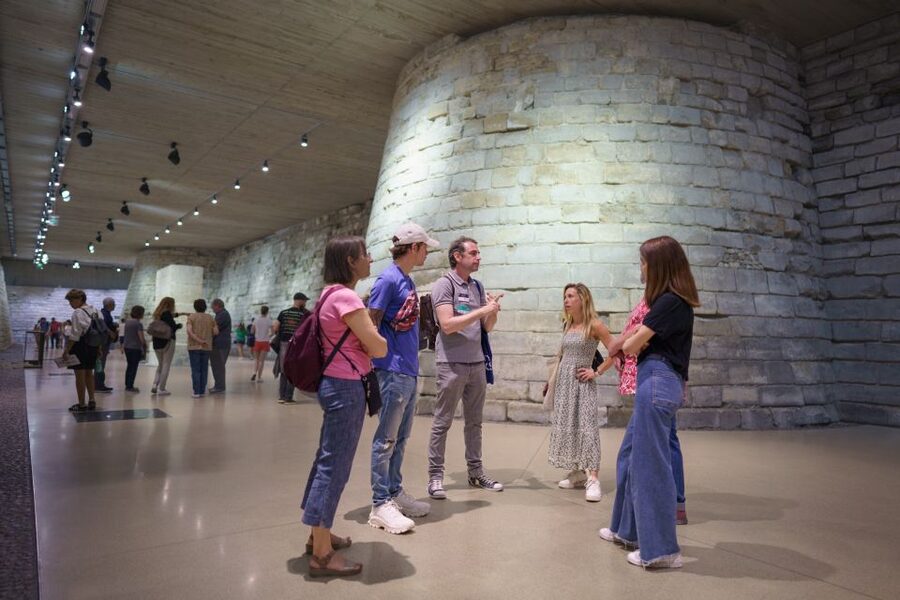 Paris: Guided Tour of the Must-Sees of the Louvre Museum - Extra works and small surprises