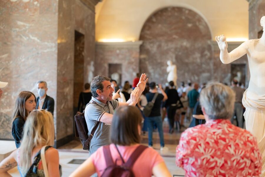 Paris: Guided Tour of the Must-Sees of the Louvre Museum - How the guides shape the experience