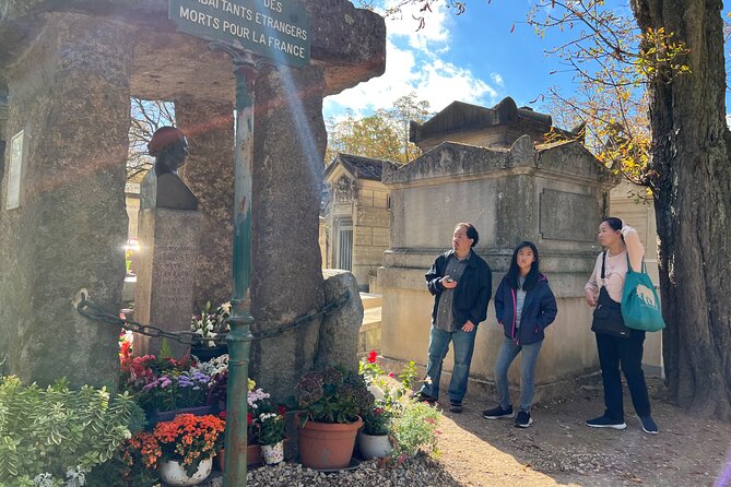 Paris: Haunted Père Lachaise Cemetery Guided Tour - Why the Guides Matter So Much