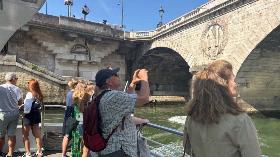Paris: Hop-On Hop-Off Seine Cruise Pass with 9 Stops - Louvre access from Pont Royal and Pont du Carrousel