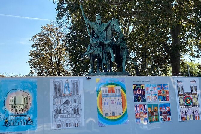 Paris Île de la Cité and Notre-Dame Walking Tour With Crypt - Sainte-Chapelle and the upgrade decision