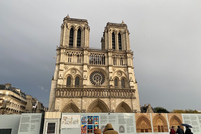 Paris: Île de la Cité and Notre-Dame Walking Tour With Crypt - Meeting Henri IV at Pont Neuf