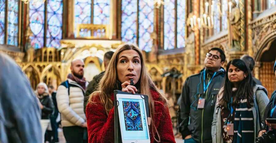 Paris: Ile de la Cité Walking Tour with Sainte-Chapelle - The flower market and the approach to Sainte-Chapelle