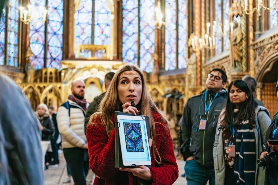 Paris: Ile de la Cité Walking Tour with Sainte-Chapelle - The Conciergerie shifts from royal splendor to prison walls