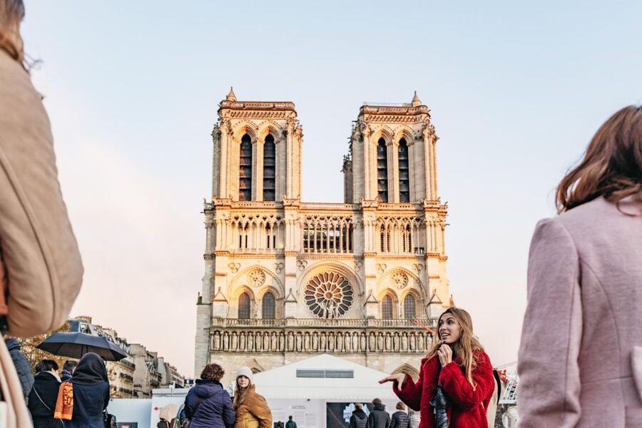 Paris: Ile de la Cité Walking Tour with Sainte-Chapelle - The guide is the tour’s real value