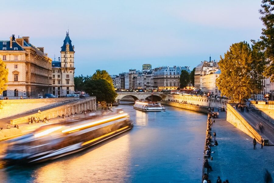 Paris: Illuminated Evening River Cruise & Waffle Tasting - Starting below the Eiffel Tower at Port de la Bourdonnais