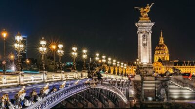 Paris: Illuminated Evening River Cruise & Waffle Tasting