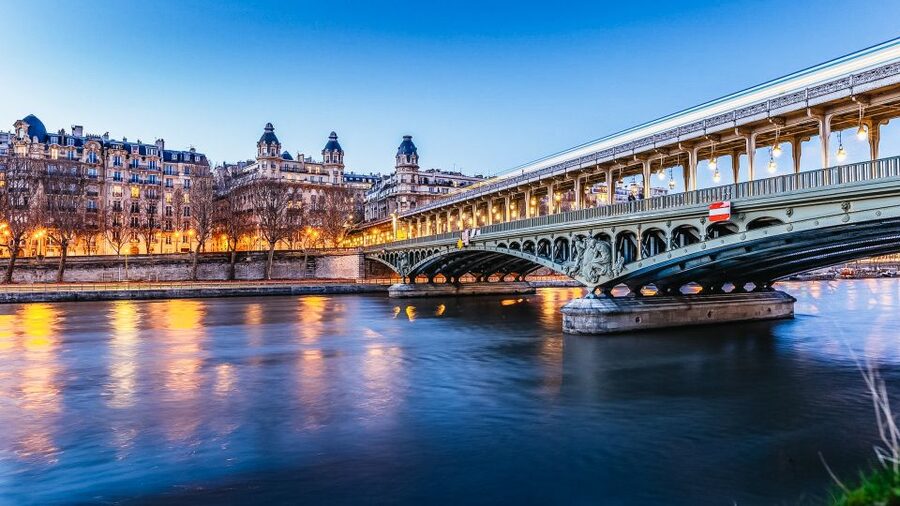 Paris: Illuminated Evening River Cruise & Waffle Tasting - Notre-Dame, Île de la Cité, and the Conciergerie