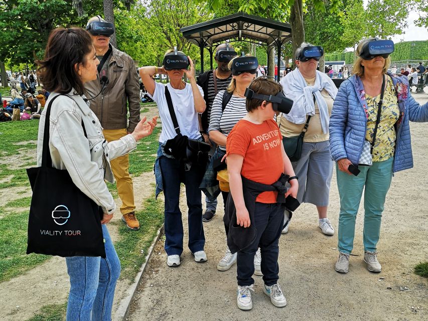 Paris : Immersive Eiffel Tower tour with virtual reality - Why the small group matters