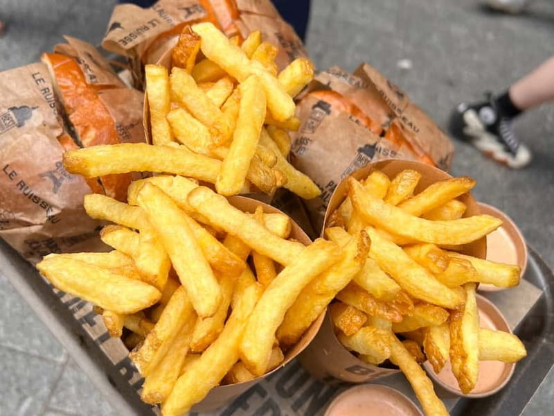 Paris: Le Marais Guided Food Tour with Tastings - Walking into Le Marais through food