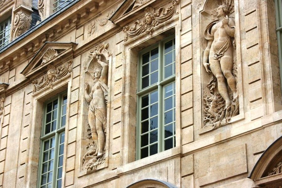Paris: Le Marais Highlights Guided Small Group Walking Tour - Hôtel de Sens and the stories behind the stone